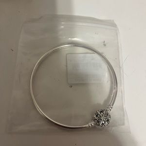 Pandora snowflake bangle bracelet- NWT